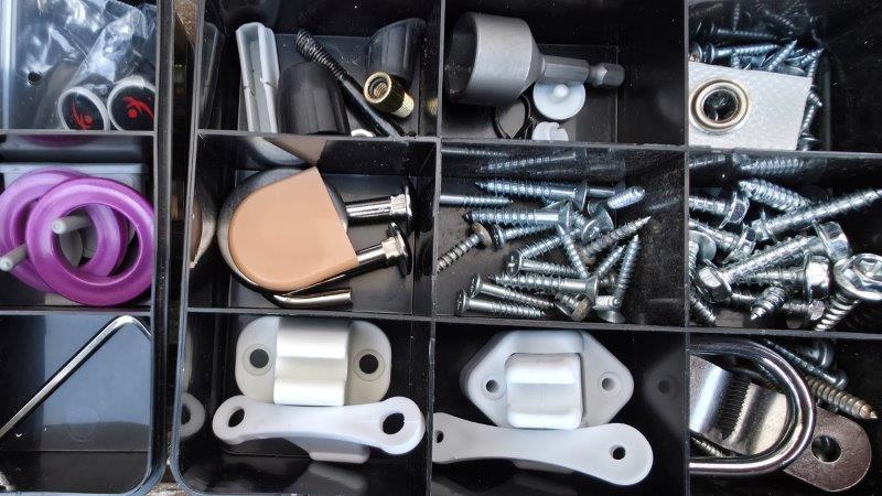 Werkzeug an einem Caravanfenster mit Dichtung