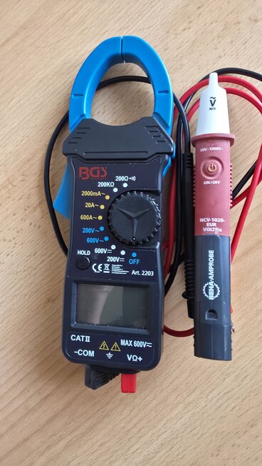 Sicherungsbox im Camper mit Prüfstift